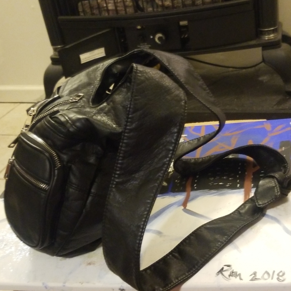 10x10 black soft leather cross body - Picture 2 of 5